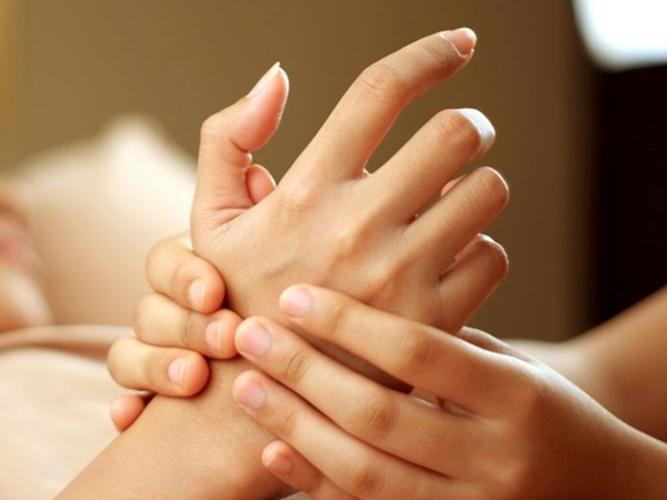 Cách bấm huyệt chữa tê chân tay bạn nên thử