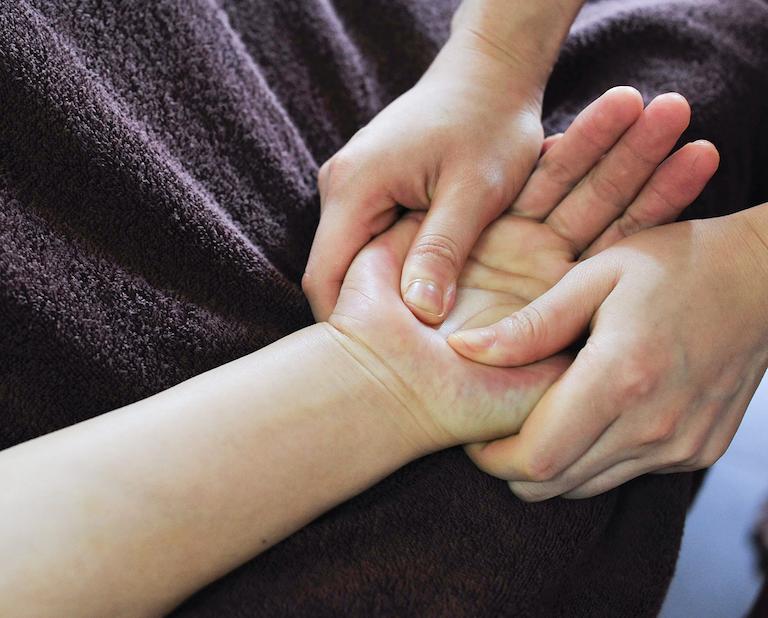 Cách xoa bóp chữa đau cổ tay bằng 5 bước