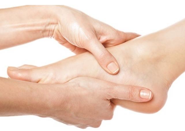 Xoa bóp bấm huyệt bàn chân giảm đau nhức mỏi hiệu quả